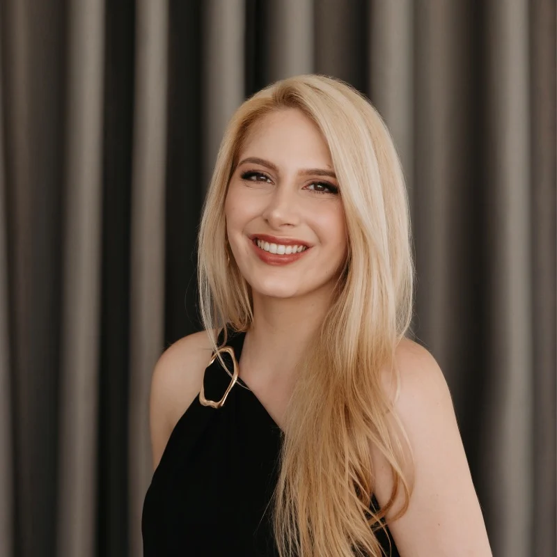 Letícia Beraldo sorrindo